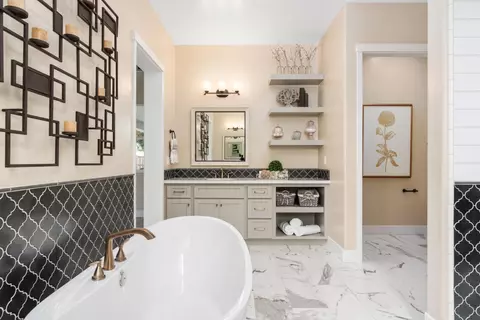 Bath - 1681 N Shirley Ave, Clovis, CA 93619 photo 6 of 7