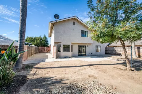 Exterior - 571 W Pat Dr, Clovis, CA 93612 photo 6 of 13