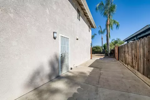 Exterior - 571 W Pat Dr, Clovis, CA 93612 photo 5 of 13