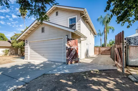 Exterior - 571 W Pat Dr, Clovis, CA 93612 photo 2 of 13