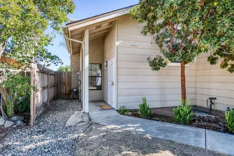 Exterior - 571 W Pat Dr, Clovis, CA 93612 photo 3 of 13