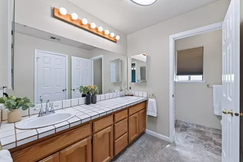 Bath - 571 W Pat Dr, Clovis, CA 93612 photo 3 of 4