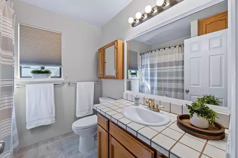 Bath - 571 W Pat Dr, Clovis, CA 93612 photo 2 of 4