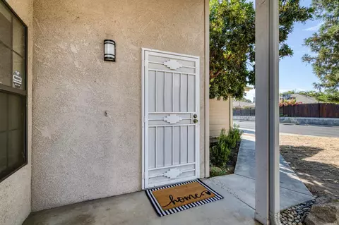 Exterior - 571 W Pat Dr, Clovis, CA 93612 photo 4 of 13