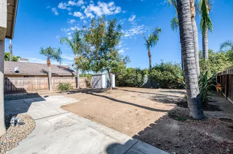 Exterior - 571 W Pat Dr, Clovis, CA 93612 photo 8 of 13