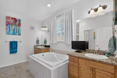 Bath - 674 Agua Dulce Ave, Clovis, CA 93619 photo 1 of 3