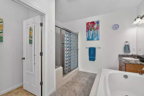 Bath - 674 Agua Dulce Ave, Clovis, CA 93619 photo 2 of 3