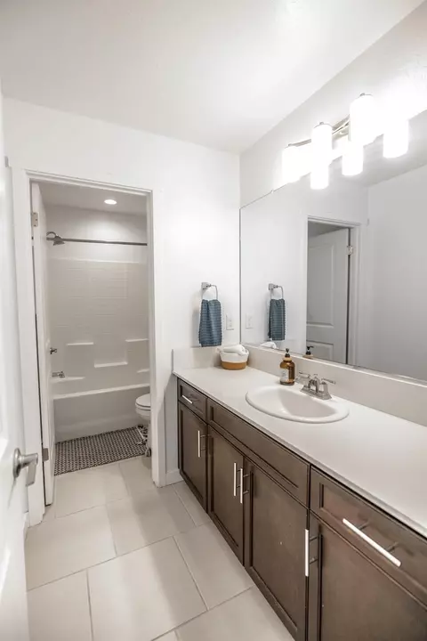 Bath - 819 Soledad Ave, Clovis, CA 93619 photo 2 of 3