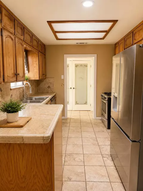 Kitchen - 35303 Bonadelle Ave, Madera, CA 93636 photo 2 of 3