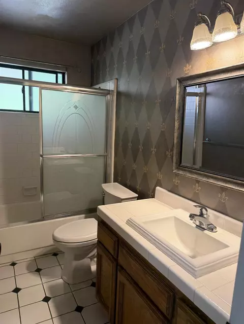 Bath - 35303 Bonadelle Ave, Madera, CA 93636 photo 3 of 4