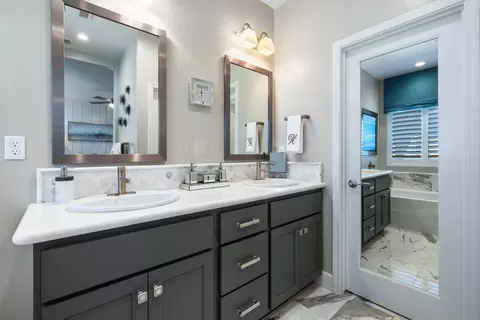 Bath - 1016 Lindsay Ln, Clovis, CA 93619 photo 2 of 4