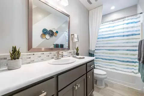 Bath - 1016 Lindsay Ln, Clovis, CA 93619 photo 4 of 4