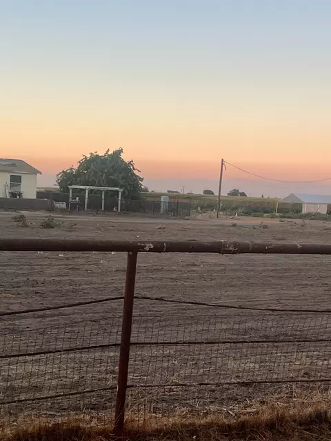 334 E Mt Whitney Ave, Laton, CA 93242 photo 2