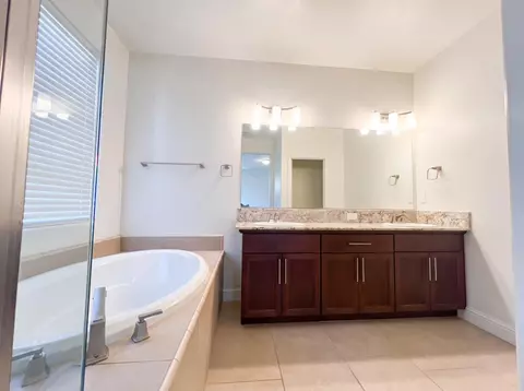Bath - 3852 Morris Ave, Clovis, CA 93619 photo 1 of 3