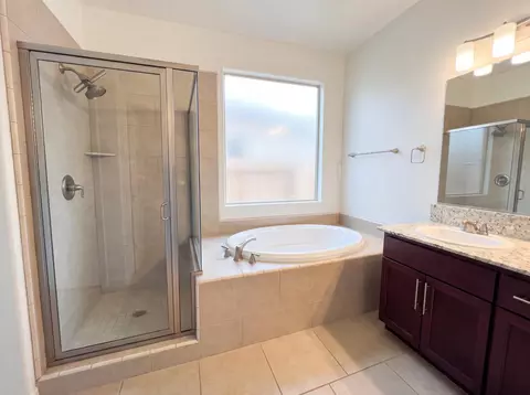 Bath - 3852 Morris Ave, Clovis, CA 93619 photo 3 of 3