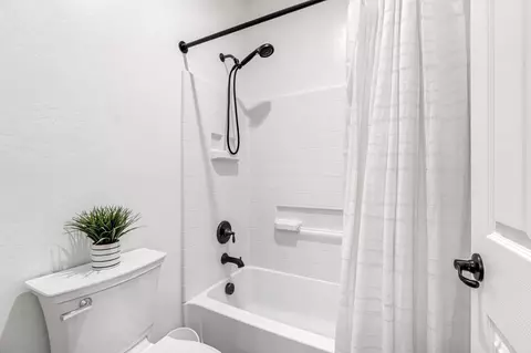 Bath - 358 N Gleason Ave, Fowler, CA 93625 photo 3 of 7