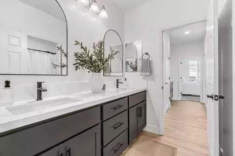 Bath - 358 N Gleason Ave, Fowler, CA 93625 photo 2 of 7