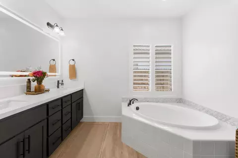 Bath - 358 N Gleason Ave, Fowler, CA 93625 photo 6 of 7