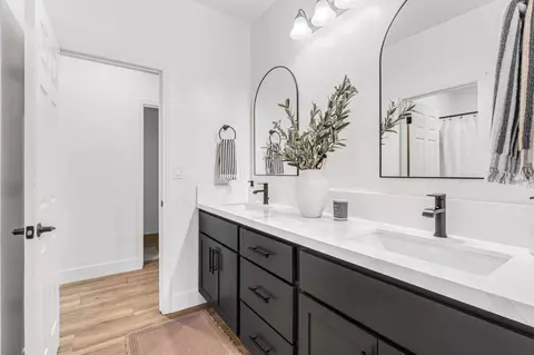 Bath - 358 N Gleason Ave, Fowler, CA 93625 photo 1 of 7