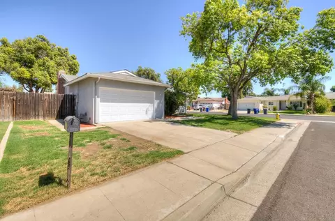 Exterior - 1645 Renn Ave, Clovis, CA 93611 photo 4 of 12