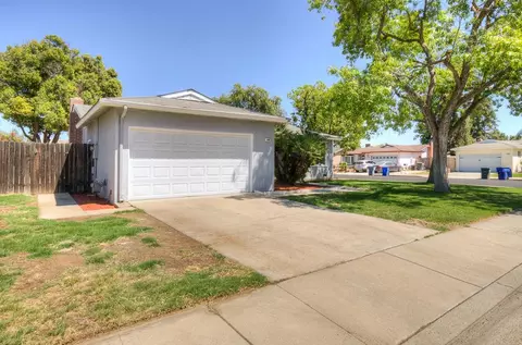 Exterior - 1645 Renn Ave, Clovis, CA 93611 photo 5 of 12