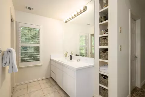 Bath - 17159 Coyote Pass Ln, Clovis, CA 93619 photo 4 of 5