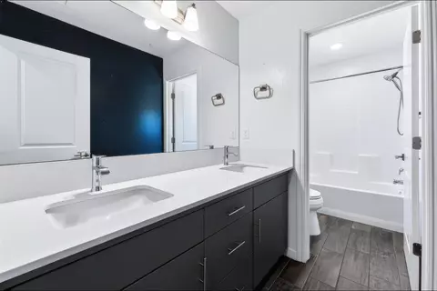 Bath - 2557 Commonwood Ln, Clovis, CA 93619 photo 3 of 4