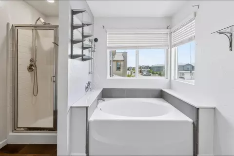 Bath - 2557 Commonwood Ln, Clovis, CA 93619 photo 2 of 4