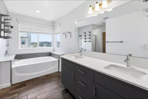 Bath - 2557 Commonwood Ln, Clovis, CA 93619 photo 1 of 4