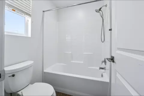 Bath - 2557 Commonwood Ln, Clovis, CA 93619 photo 4 of 4