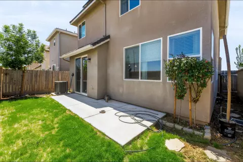 Exterior - 2557 Commonwood Ln, Clovis, CA 93619 photo 2 of 4
