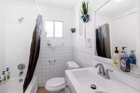Bath - 913 Garfield Ave, Madera, CA 93638 photo 1 of 1