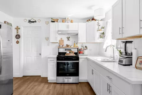 Kitchen - 913 Garfield Ave, Madera, CA 93638 photo 3 of 4