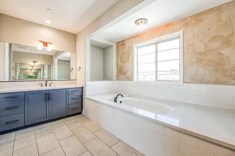 Bath - 4721 Overstone Ave, Madera, CA 93636 photo 7 of 7