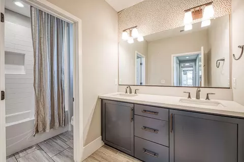 Bath - 4721 Overstone Ave, Madera, CA 93636 photo 4 of 7