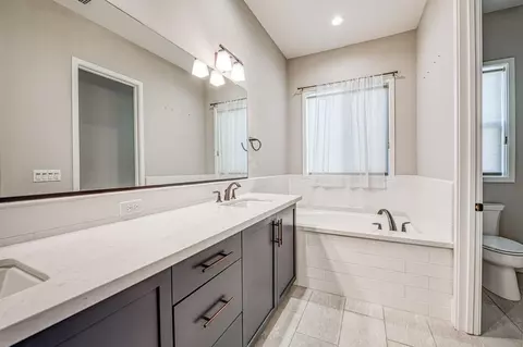 Bath - 4721 Overstone Ave, Madera, CA 93636 photo 2 of 7
