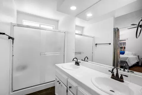 Bath - 2086 Mitchell Ave, Selma, CA 93662 photo 2 of 2