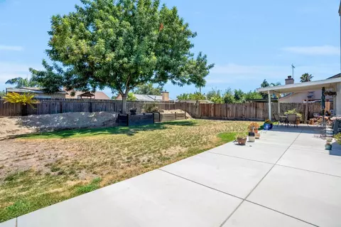 Exterior - 2086 Mitchell Ave, Selma, CA 93662 photo 8 of 8