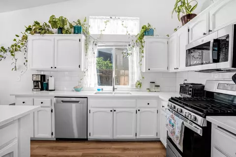 Kitchen - 2086 Mitchell Ave, Selma, CA 93662 photo 3 of 5