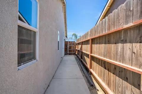 Exterior - 2086 Mitchell Ave, Selma, CA 93662 photo 7 of 8