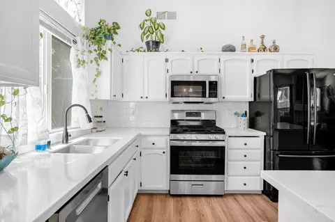 Kitchen - 2086 Mitchell Ave, Selma, CA 93662 photo 4 of 5