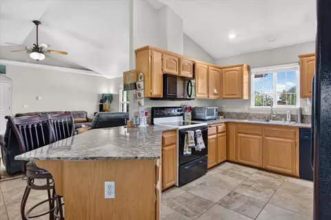 Kitchen - 36692 Blanca Ave, Madera, CA 93636 photo 2 of 4