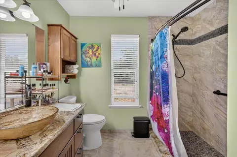 Bath - 36692 Blanca Ave, Madera, CA 93636 photo 1 of 3