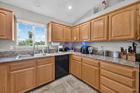 Kitchen - 36692 Blanca Ave, Madera, CA 93636 photo 3 of 4
