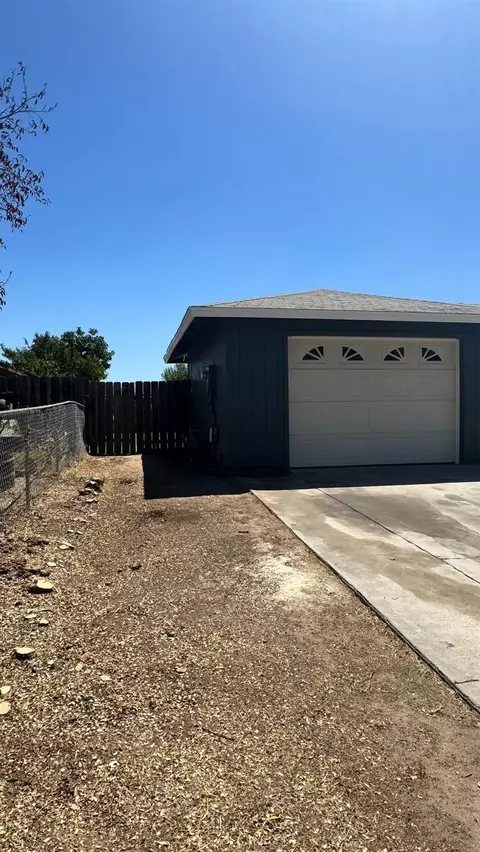 Exterior - 28558 Cholla Ave, Madera, CA 93638 photo 2 of 4