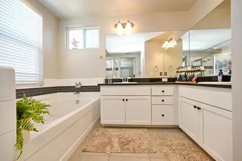 Bath - 887 Wishon Ave W, Madera, CA 93636 photo 4 of 6