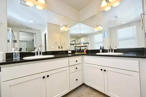 Bath - 887 Wishon Ave W, Madera, CA 93636 photo 3 of 6