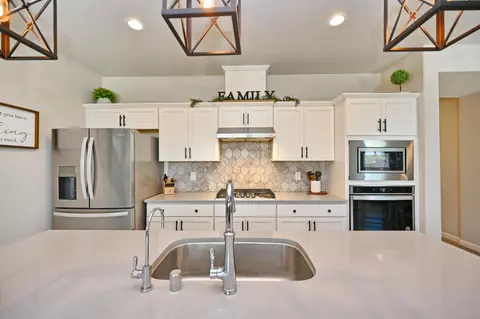 Kitchen - 887 Wishon Ave W, Madera, CA 93636 photo 6 of 7