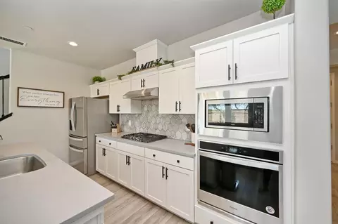Kitchen - 887 Wishon Ave W, Madera, CA 93636 photo 5 of 7