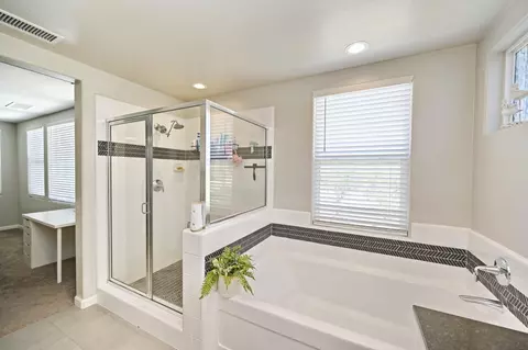 Bath - 887 Wishon Ave W, Madera, CA 93636 photo 2 of 6